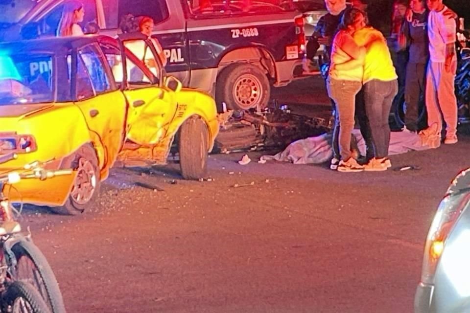 Familiares del fallecido y la chica herida llegaron rápidamente al sitio.