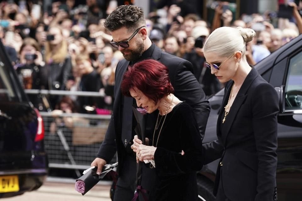 Sharon y sus hijos, entre lágrimas, despidieron a Ozzy Osbourne en una procesión fúnebre en Birmingham, Inglaterra, ante miles de fans.