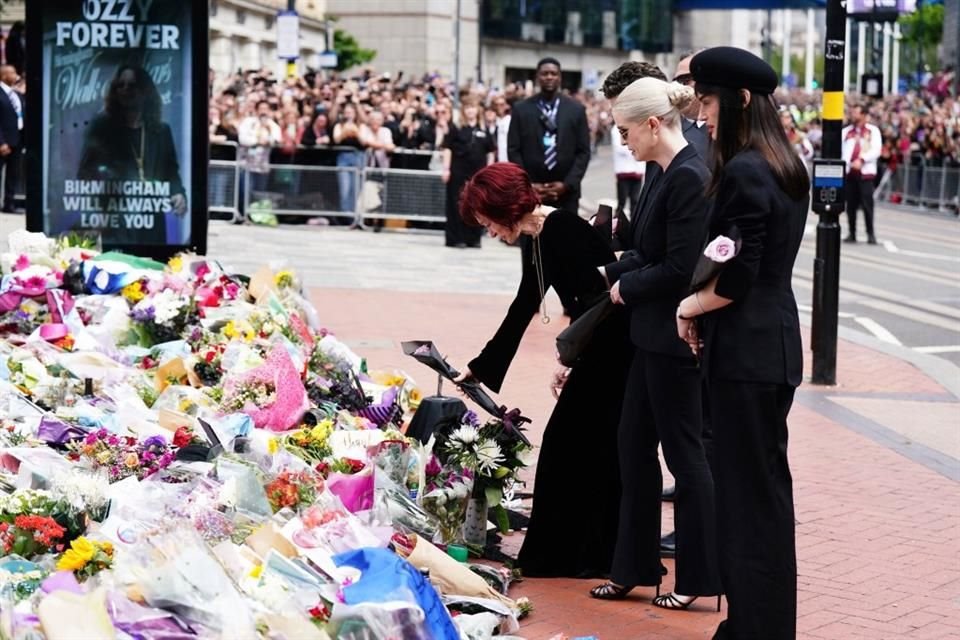 Vestidos de negro riguroso, los Osbourne llegaron al memorial desplegado en Broad Street, donde colocaron flores moradas y se detuvieron frente al altar improvisado.