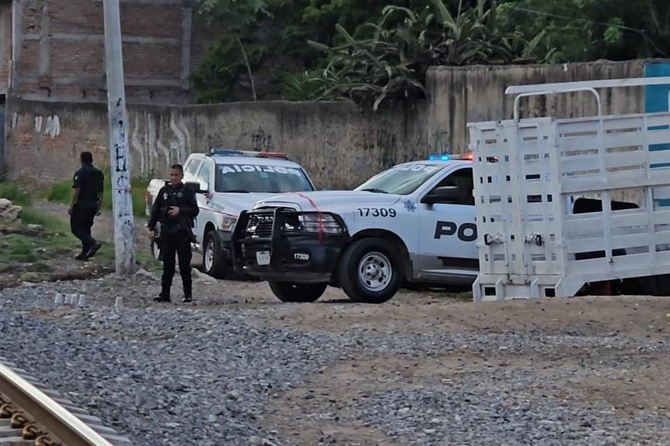 En la Colonia El Campesino en Tlaquepaque, cerca de las vías del tren, un hombre fue asesinado a balazos.