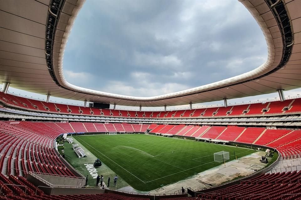 Así luce el Estadio AKRON tras cambio de césped, rumbo al Mundial 2026.