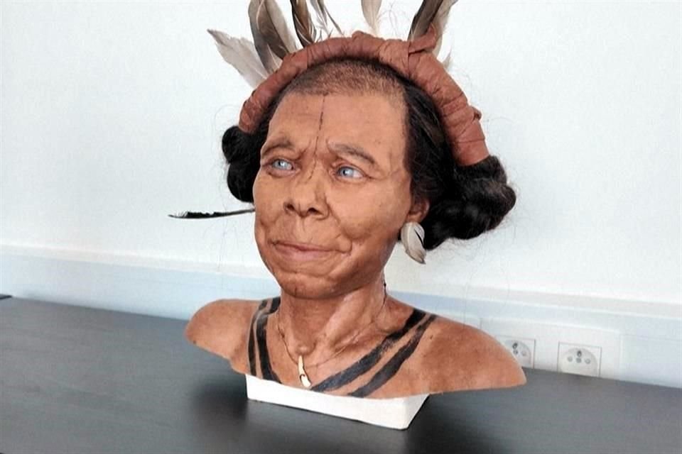 Los paleoartistas Kennis moldearon el cráneo, esculpieron meticulosamente cada músculo facial en arcilla y colocaron las plumas decorativas finales.