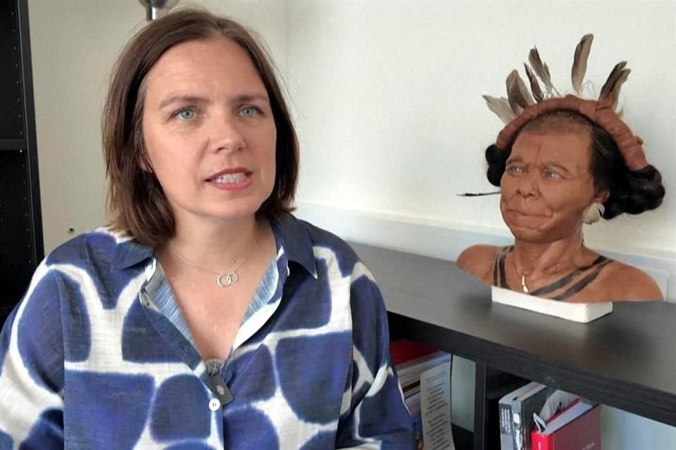 Isabelle de Groote, investigadora principal del proyecto, junto al busto de Mos'anne.