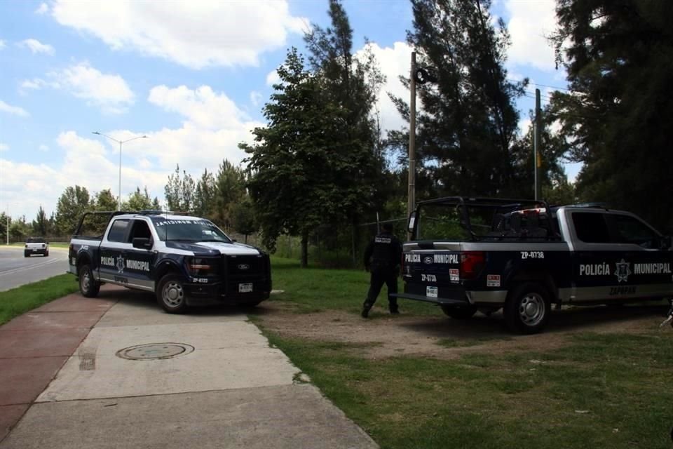 Oficiales de la Comisaría de Zapopan acudieron al sitio y encontraron en un camino de maleza a un sujeto tirado.