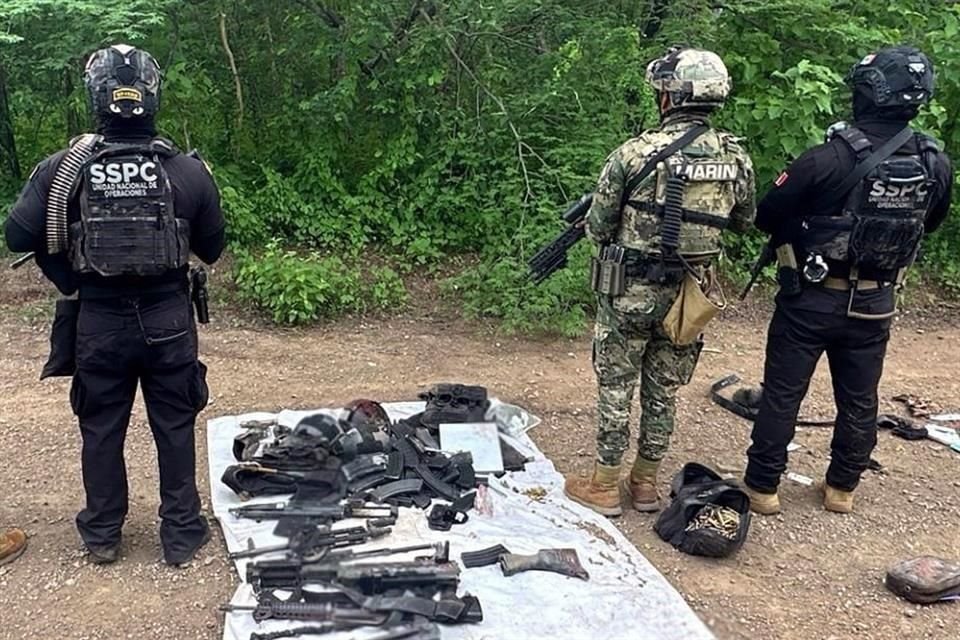 En diversas acciones en Sinaloa, Fuerzas de seguridad federales decomisaron armas, automóviles, narcolaboratorios y detuvieron a personas ligadas a facciones de Los Chapitos y Los Mayitos.