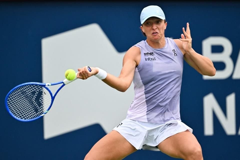La campeona de Wimbledon, Iga Swiatek, avanzó fácilmente a la Tercera Ronda del Abierto de Montreal al vencer 6-3 y 6-1 a Guo Hanyu de China.