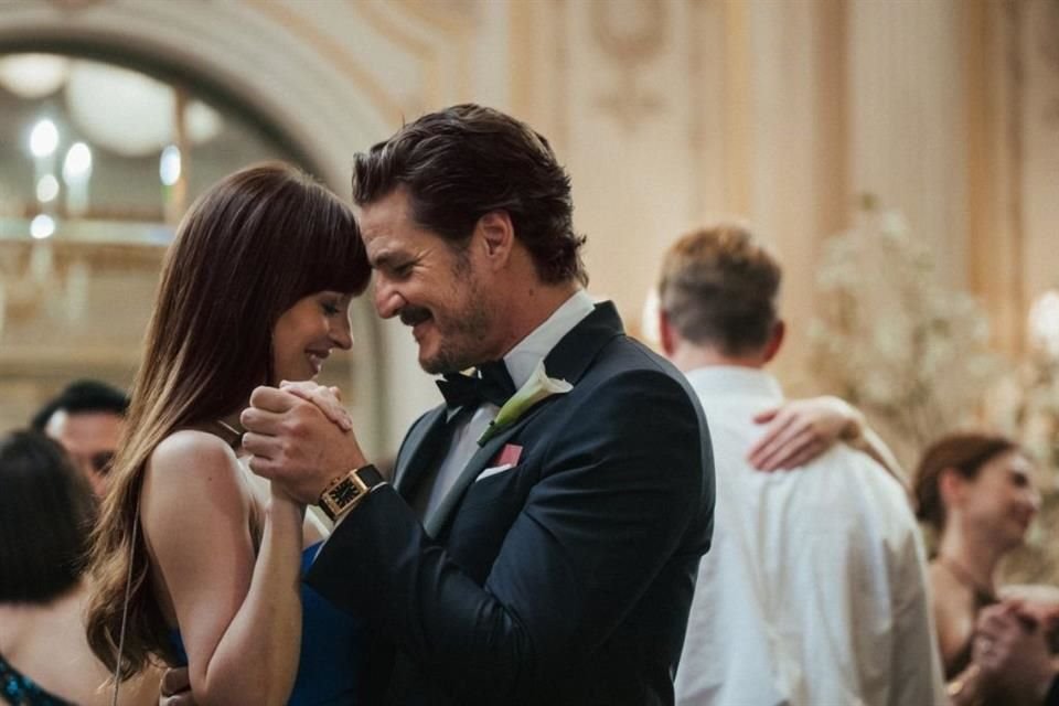 ¿El amor y el matrimonio es una mera transacción? Eso explora 'Amores Materialistas'.