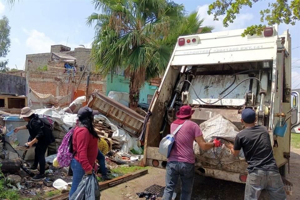 Desde hace tres meses el Ayuntamiento de El Salto implementó una campaña permanente de descacharrización y fumigación contra el dengue.