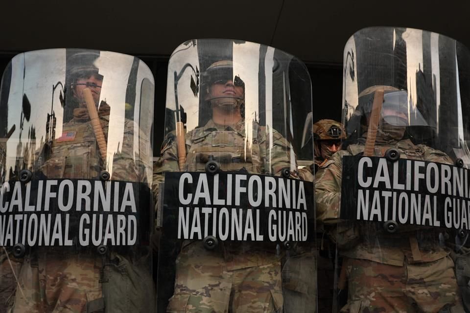 Agentes de la Guardia Nacional resguardan un edificio federal en Los Ángeles, el 10 de junio del 2025.
