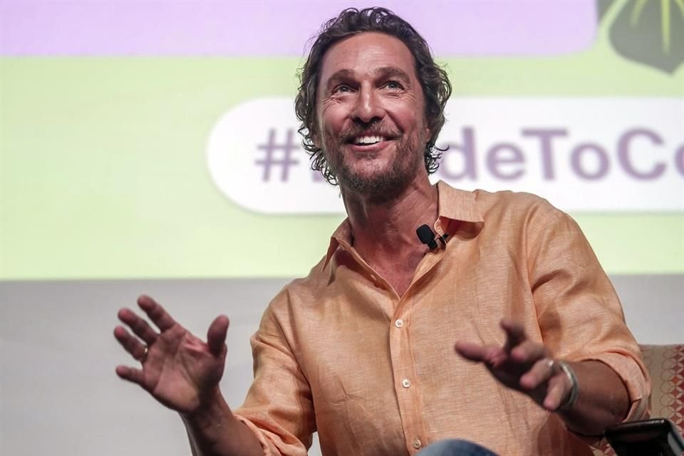 El actor Matthew McConaughey anunció este miércoles una gira por cinco ciudades de EU para promover su libro 'Poems & Prayers'.