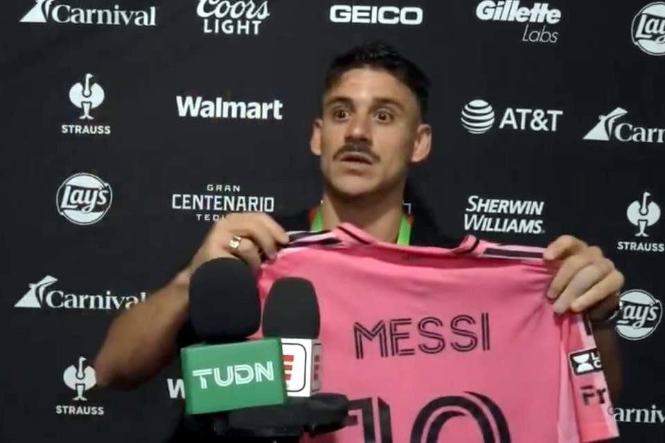 El delantero Cóccaro presumió el regalo que le hizo Messi.