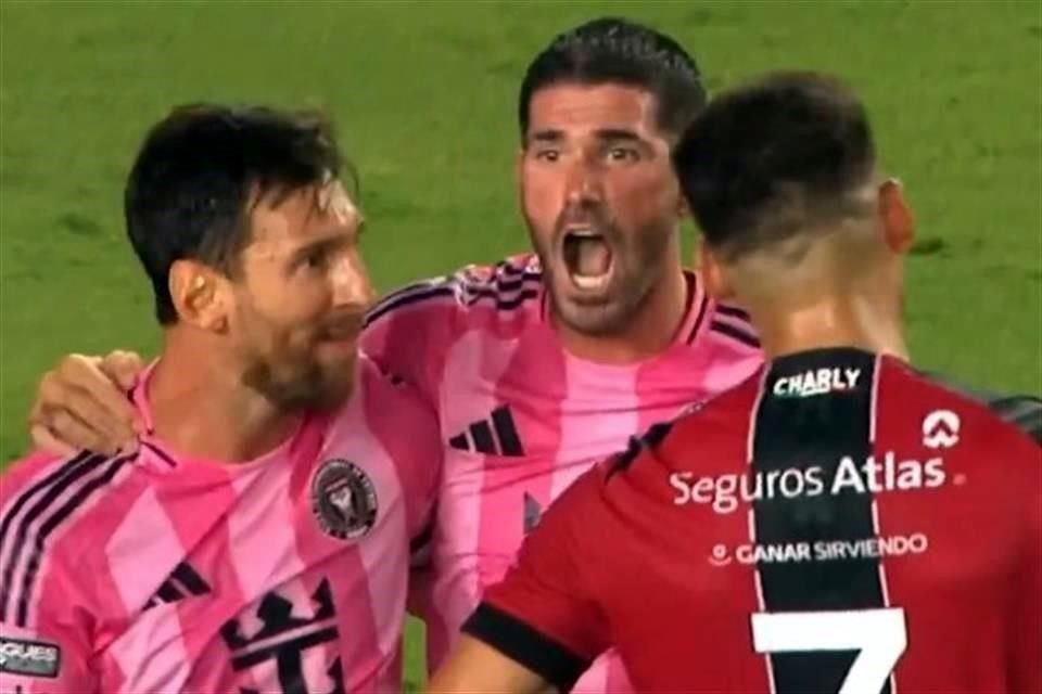 Messi le cantó el gol al uruguayo.