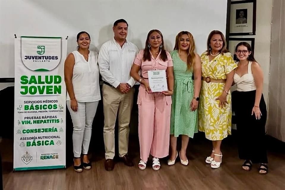 Leticia Enedina López Moreno (Tercera de Izq. a Der.), coordinadora de COMUSIDA, afirmó que se tiene identificada a la persona que filtró datos de pacientes con VIH en Puerto Vallarta.