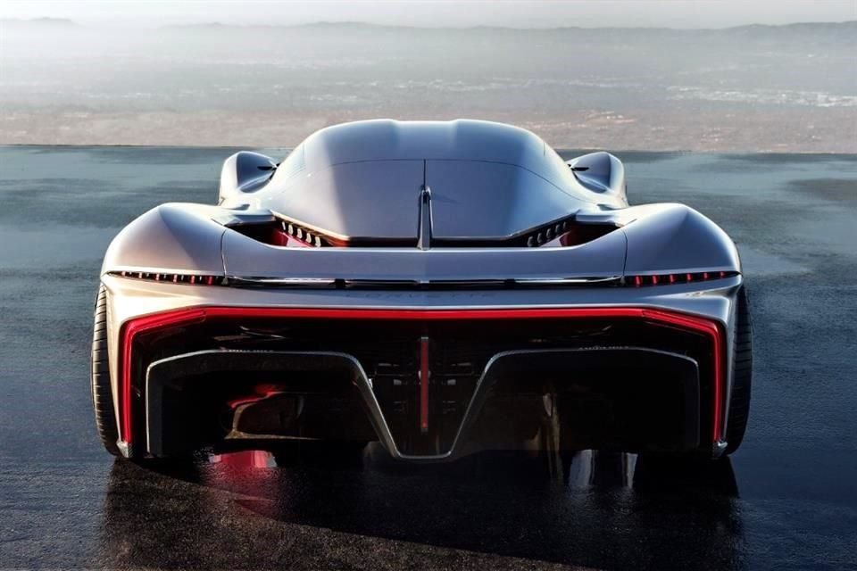 Het omvat een actieve aerodynamische spoiler, 21 inch grote voorwielen en 22 inch grote achterwielen.