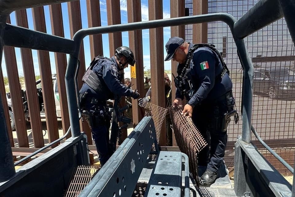 Estos parches fueron instalados por autoridades estadounidenses para cubrir los cortes en la malla ciclónica y evitar el tráfico de personas y mercancías en la frontera norte de México.