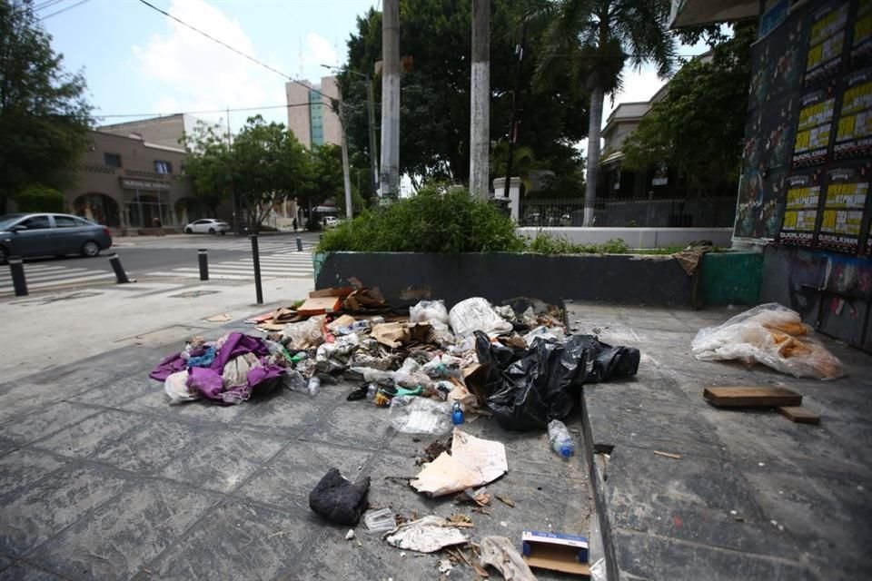 Comenzarán a multar por no barrer la banqueta frente a un domicilio o negocio.