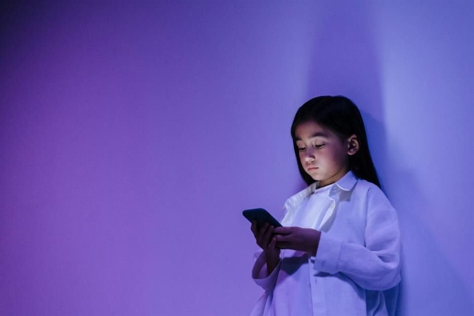 La tecnología es parte de la cotidianidad, por lo que no es viable prohibir su uso, sino moderarlo y vigilarlo, pero con respeto a su privacidad y autonomía.