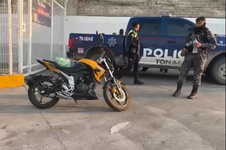Tras cometer el atraco, los sospechosos huyeron a bordo de una motocicleta, lo que activó un operativo de búsqueda por parte de los oficiales.