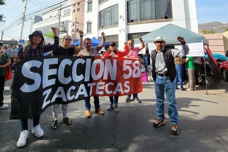 Maestros de Zacatecas entregaron una carta a Hacienda para exigir el 9% de aumento salarial que la Presidenta Claudia Sheinbaum les ofreció.