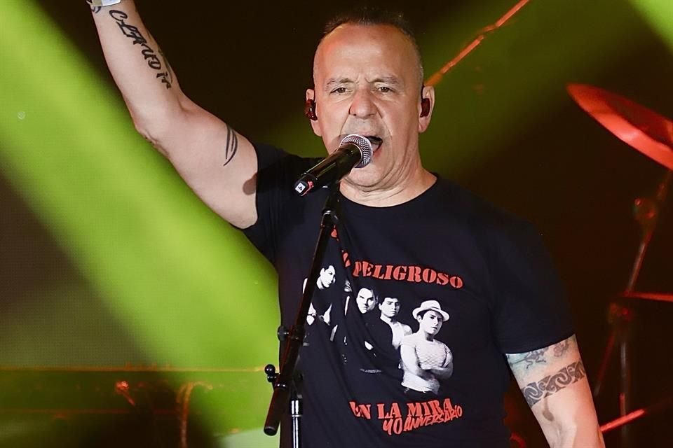 La banda de rock mexicana Ritmo Peligroso reunió a unos 500 fans en un show íntimo en el Lunario del Auditorio Nacional, este jueves.