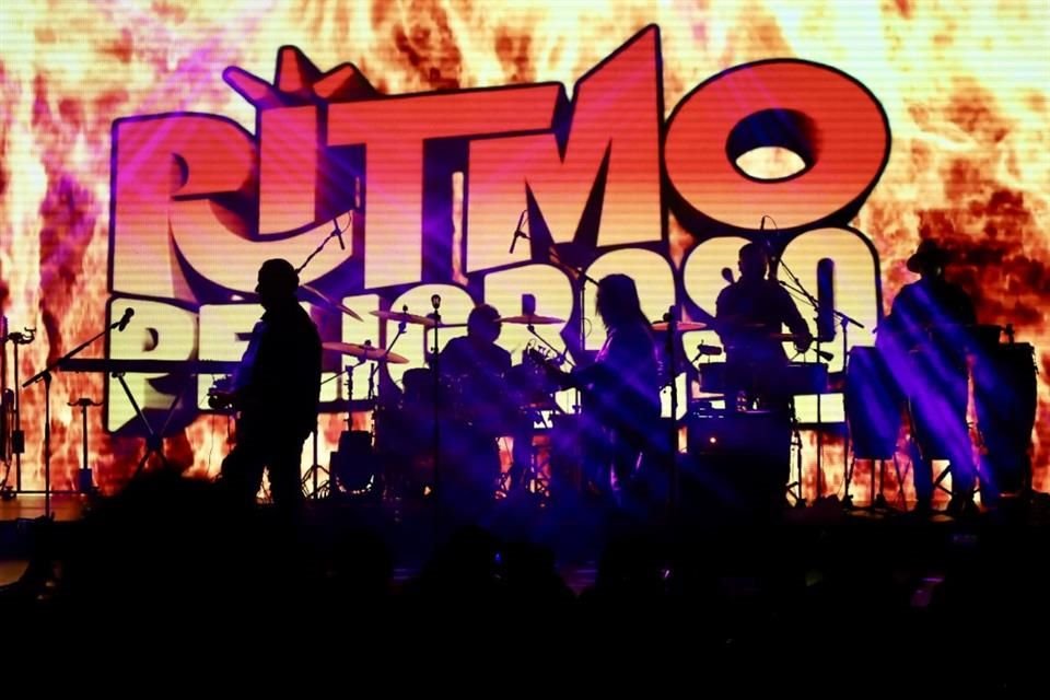 Según los organizadores, las 500 personas que asistieron a ver al grupo, que en sus primeros años solía llamarse Dangerous Rhythm, podía elegir su mesa conforme iban llegando.