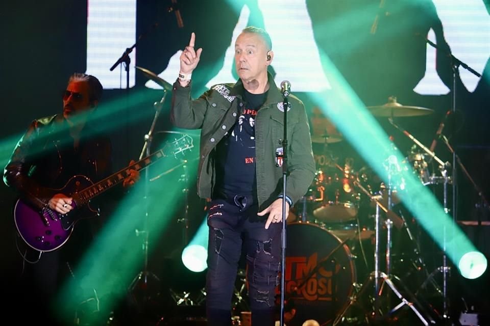 Luego de una breve pausa para a cambiarse de vestuario mientras unos músicos (Lucas, Morales y Marisol) amenizaban la velada, el grupo volvió con energía para 'La Tribu Pachanga'.