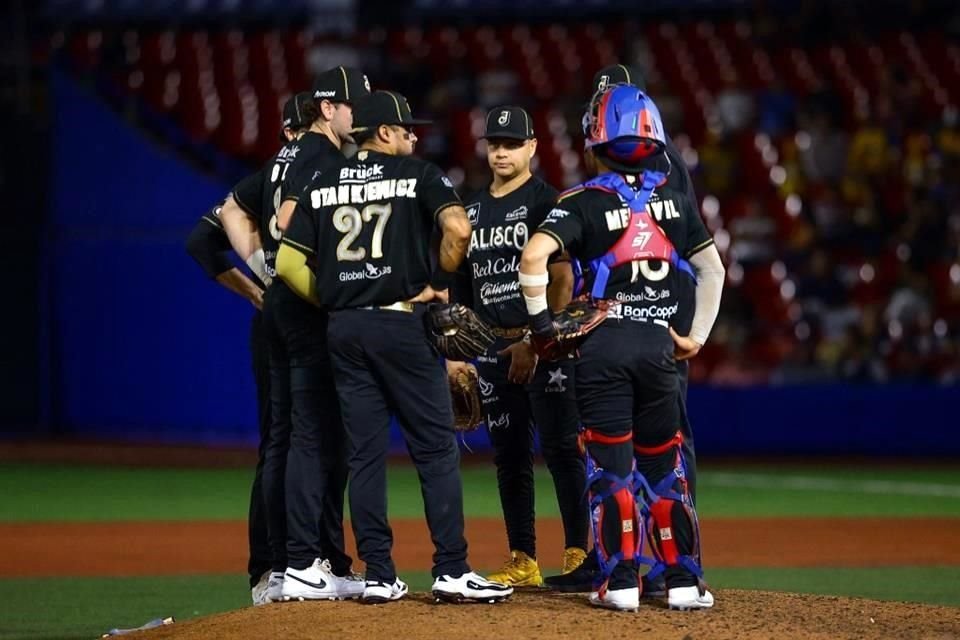 Los Charros de Jalisco dejaron escapar la barrida ante los Tecos de Los Dos Laredos, al ser derrotados 7 carreras a 6.