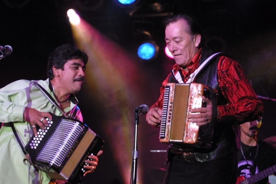 Nacido el 11 de marzo de 1939 en San Antonio, Texas, Jiménez fue parte de una familia profundamente arraigada en la música tradicional mexicana.