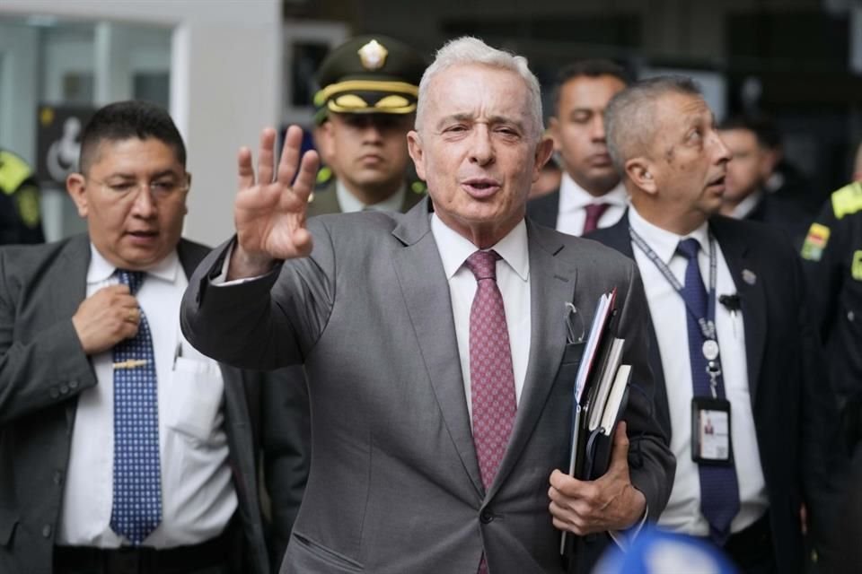 El ex Presiente colombiano Álvaro Uribe fue condenado a 12 años en prisión domiciliaria tras ser encontrado culpable por soborno y fraude.
