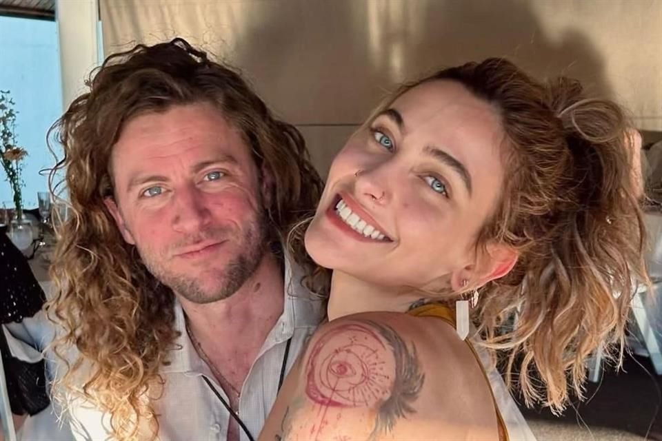 La ruptura sorprendió a sus seguidores, pues recientemente Paris había declarado en una entrevista con Access Hollywood que estaban en medio de los preparativos de la boda.