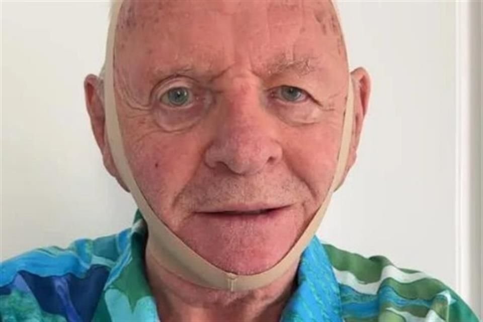 Anthony Hopkins parodia a Hannibal Lecter usando la nueva faja facial de Kim Kardashian, que recuerda la icónica máscara del personaje.