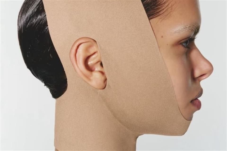 El 'Seamless Sculpt Face Wrap' fue lanzado por SKIMS el pasado 29 de julio y está diseñado para perfilar la mandíbula.
