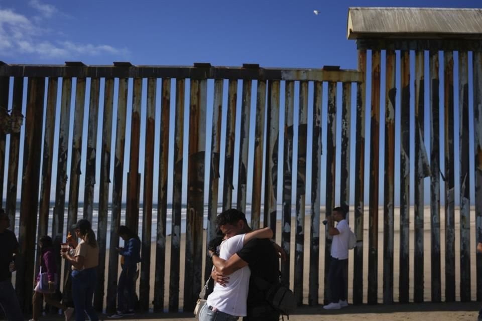 La Administración Trump presumió un nuevo desplome histórico en julio en el número de cruces de migrantes, afirmando que pega a cárteles.