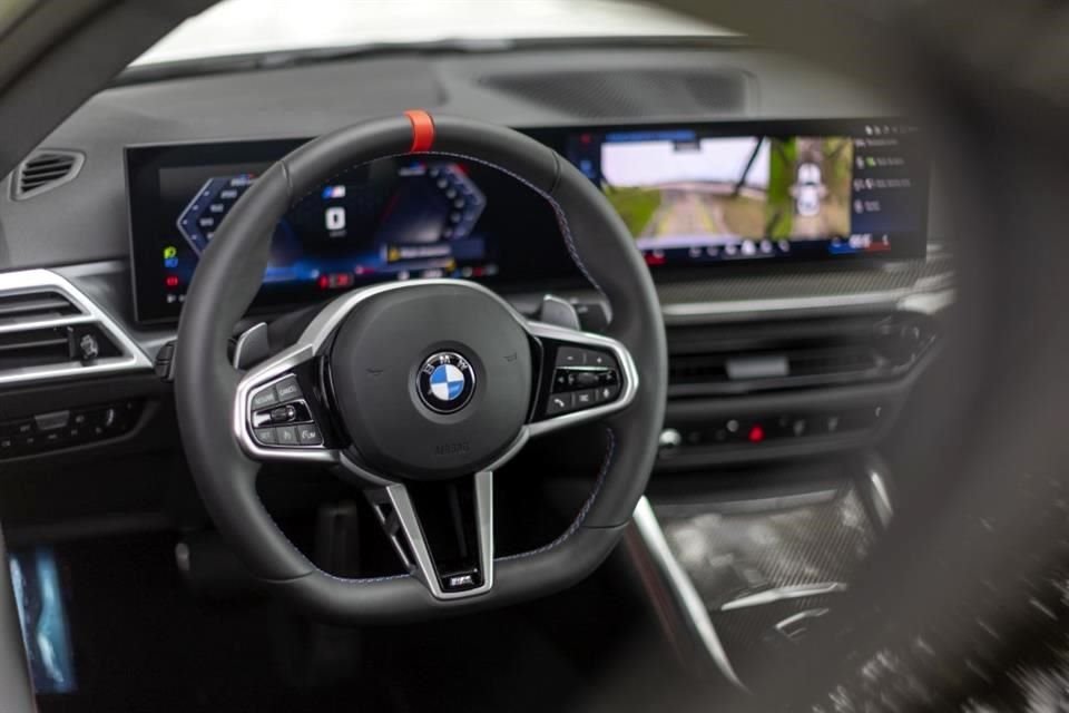Al interior se utiliza el Sistema Operativo BMW 8.5 con Widgets variables y configurables.