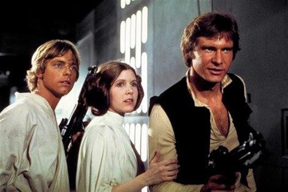 Estrenada originalmente el 25 de mayo de 1977, la cinta escrita y dirigida por George Lucas marcó un antes y un después en la historia del cine y dio origen a una de las franquicias más influyentes.