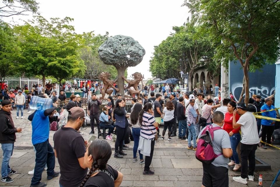 Largas filas se registraron en el Centro de la Ciudad para la compra de boletos del Palenque de las Fiestas de Octubre.