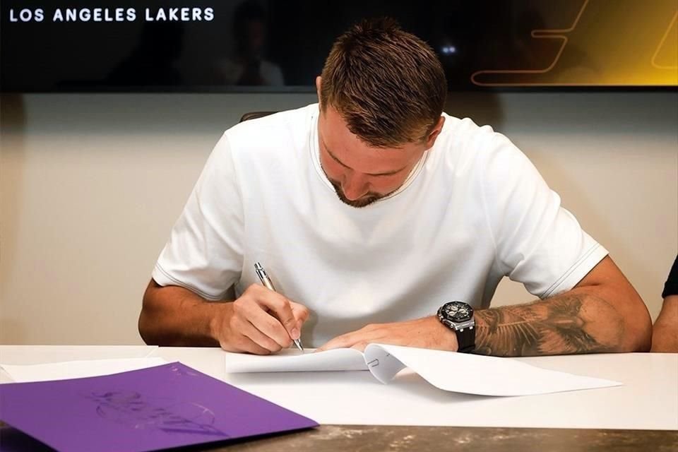 Luka Doncic firmó su nuevo contrato con los Lakers de Los Ángeles por tres años, por lo que será jugador angelino hasta 2028.
