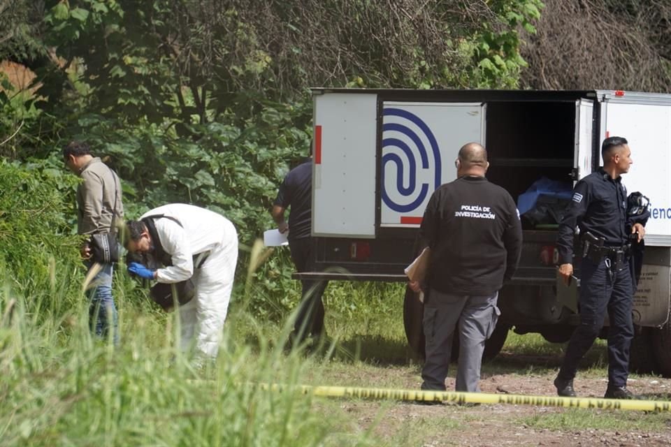 Por medio de un reporte al 911, autoridades encontraron el cadáver de una mujer en la colonia La Calera, en Tlajomulco.