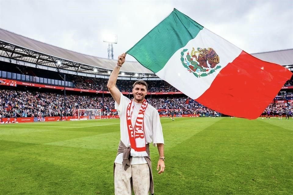 Santiago Giménez ondeó la bandera de México en su despedida formal del Feyenoord Rotterdam.