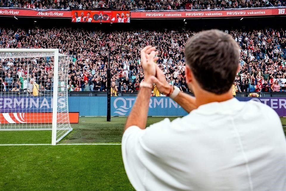 Santiago Giménez fue ovacionado en Rotterdam en su homenaje tras la goleada del Feyenoord al Wolfsburgo en pretemporada.