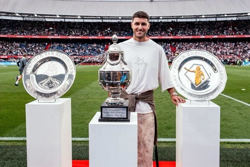 Santiago Giménez posó con los tres trofeos que consiguió en su paso por el futbol de los Países Bajos con el Feyenoord.