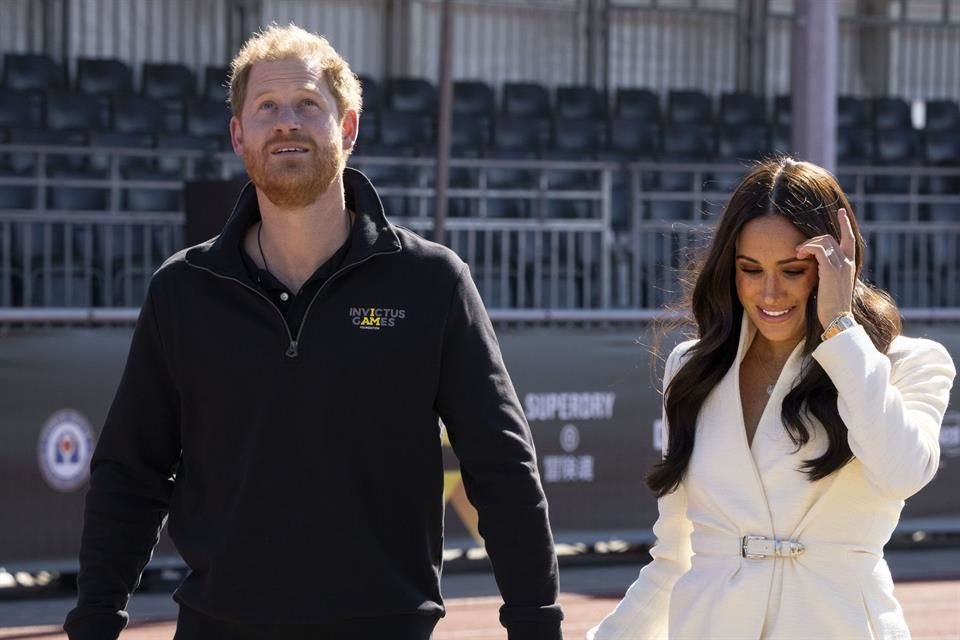 El Príncipe Enrique y Meghan Markle disfrutaron un día familiar en la playa de California mientras su hijo Archie toma clases de surf.