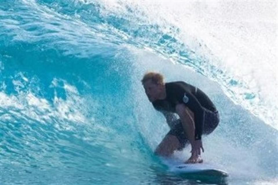Archie, quien ha demostrado tener afición por el surf como su padre, fue captado tomando lecciones de surf en el mar.