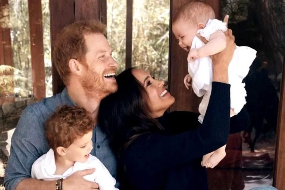 Desde su boda en 2018 en el Castillo de Windsor, Meghan y Enrique han mantenido el compromiso de priorizar la crianza de sus dos hijos, Archie y Lilibet.