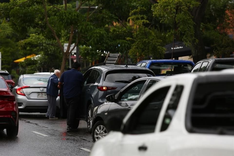 El valet parking de restaurantes de la zona de Chapalita, estaciona en doble fila, obstruyendo banquetas, dejan autos estacionados sobre Av. Guadalupe y zonas prohibidas.