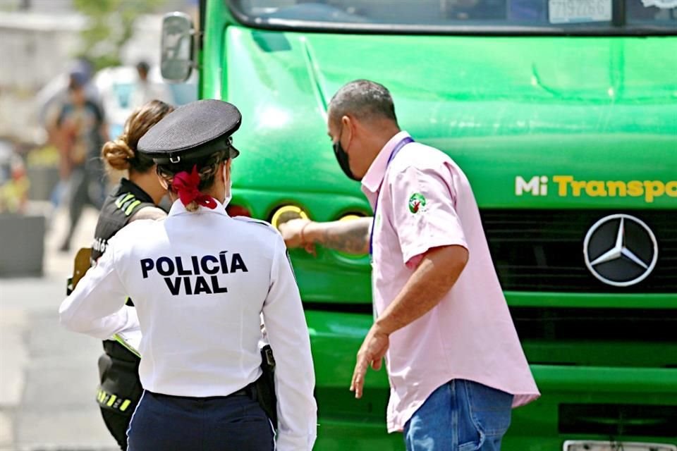 La infracción más recurrente es por circular con las puertas abiertas.