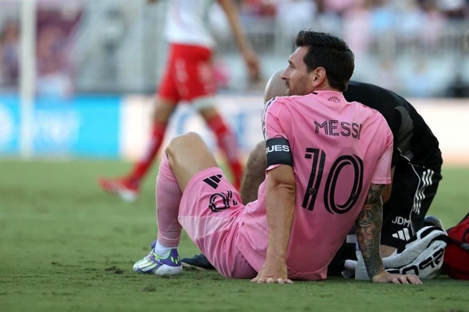 Messi salió lesionado en los primeros minutos.
