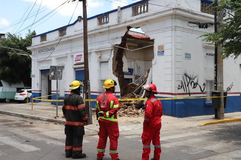 Los bomberos realizaron el llamado de personal de Obras Públicas del Ayuntamiento para que realizara la valoración del edificio.