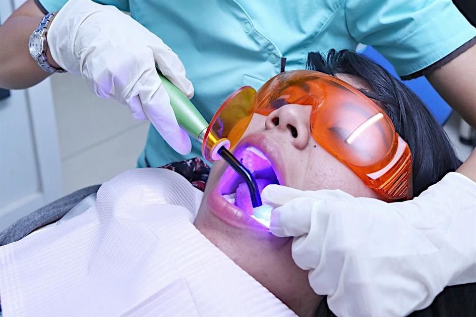 Odontólogos señalan que es necesario cepillar los dientes después de cada comida, usar hilo dental y acudir al dentista al menos una vez cada seis meses.