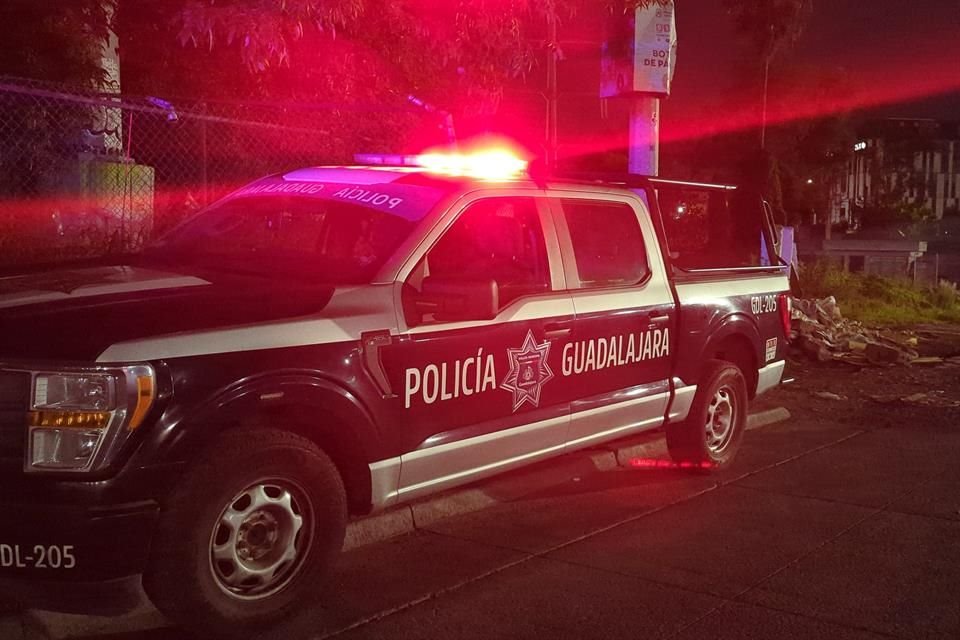Un joven fue asesinado a balazos en la zona Pueblo Quieto, en Guadalajara; fue localizado una hora después.